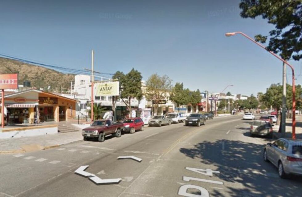 Carlos Paz: dos adolescentes destrozaron carteles en la vía pública