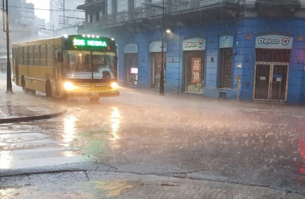 Fuerte temporal de viento y lluvia tras una noche sofocante en Rosario