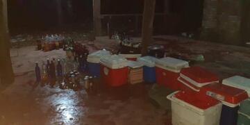 La policía incautó bebidas alcohólicas en el procedimiento\u002E