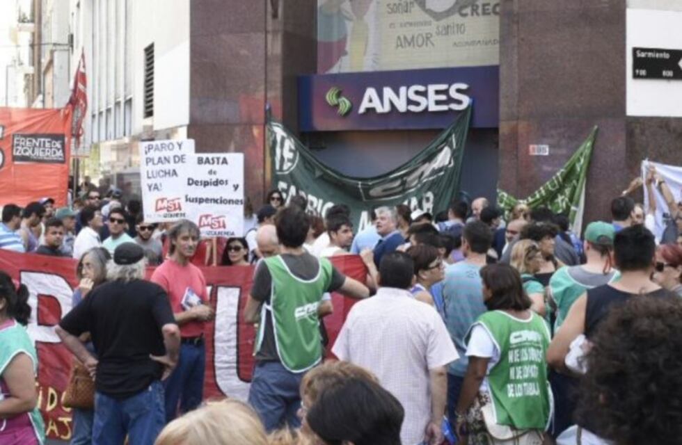 ATE protesta en la esquina de Sarmiento y Rioja por los despidos en el estado