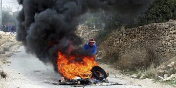 ola violencia enfrentamientos palestinos e israelies crisis medio oriente palestinos israelies \r\n\r\nHEBRÓN (CISJORDANIA), 06/11/2015\u002E- Manifestantes palestinos queman neumáticos durante enfrentamientos con soldados israelíes en la ciudad cisjordana de Hebrón, hoy, 6 de noviembre de 2015\u002E Una mujer palestina resultó muerta por disparos de fuerzas de seguridad israelíes tras supuestamente intentar atropellar intencionadamente a un grupo de soldados cerca de Hebrón\u002E Este suceso se enmarca en la ola de violencia que comenzó el pasado 1 de octubre y que se ha cobrado las vidas de al menos 73 palestinos (la mitad de ellos atacantes y supuestos atacantes), diez israelíes, un eritreo y un agresor árabe-israelí\u002E EFE/ABED AL HASHLAMOUN israel hebron estallido de violencia en medio oriente protestas manifestaciones rebelion palestinos quema de neumaticos enfrentamientos