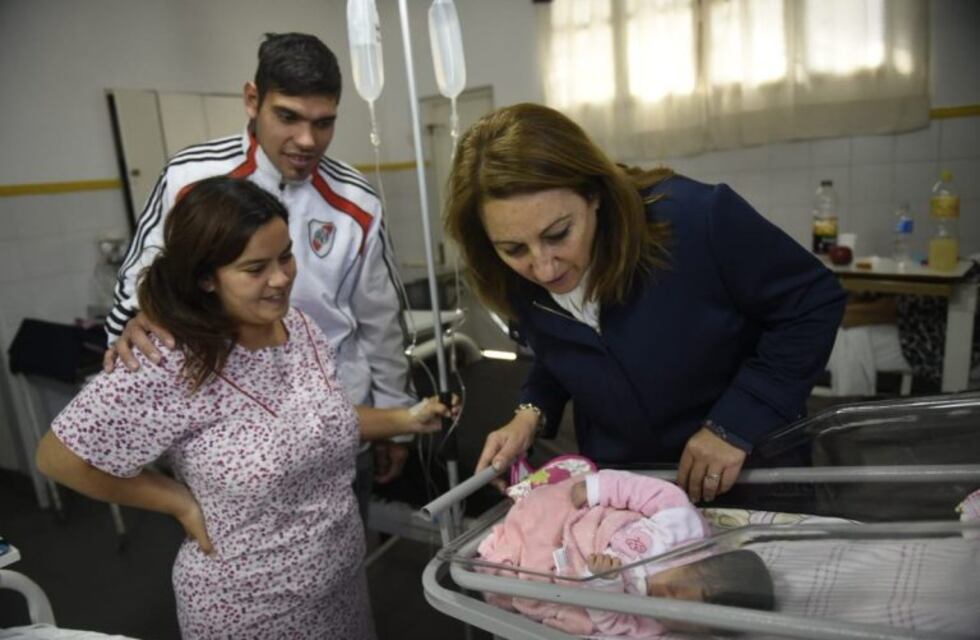 Fein hizo una recorrida especial por el Hospital Roque Sáenz Peña en el Día del Padre