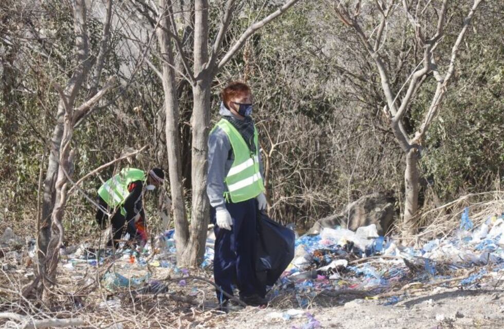 Carlos Paz: realizaron una jornada de limpieza solidaria en los bordes del Área Protegida Camiare