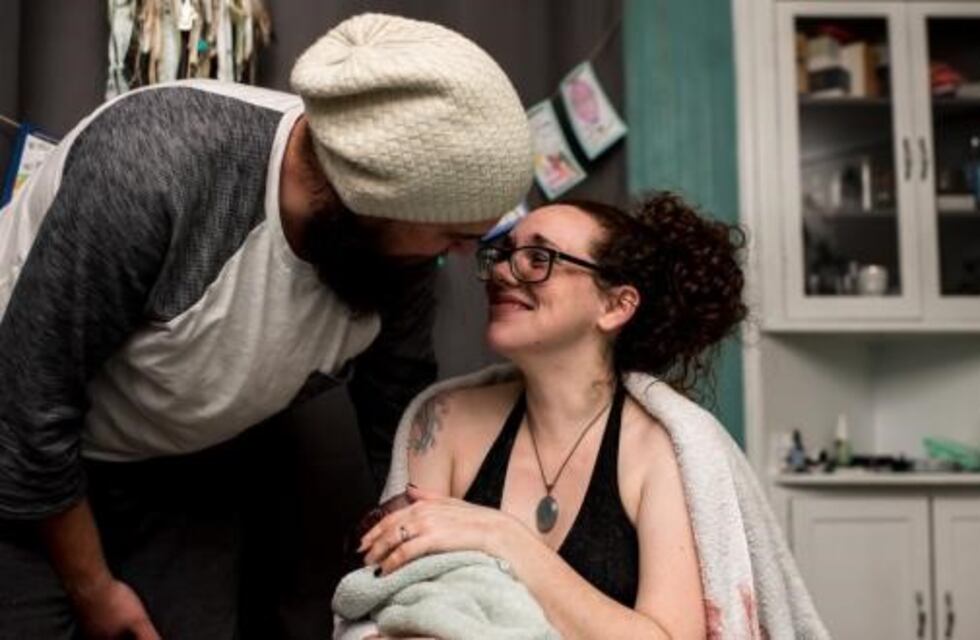 Dio a luz a un bebé de 5 kilos sin anestesia y esta fue su reacción