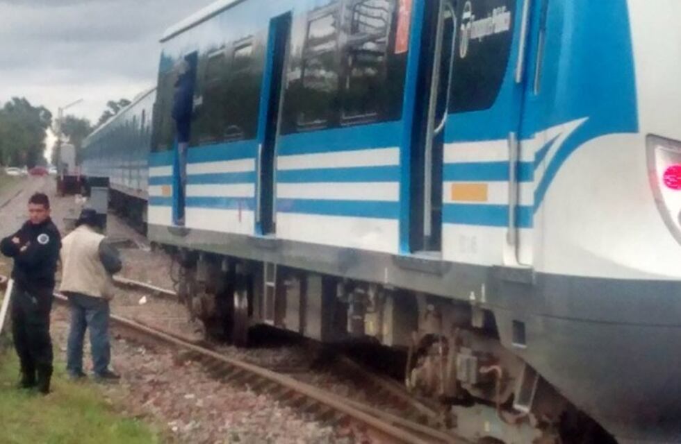 Un problema en el tren provocó que los pasajeros debieran seguir a pie el recorrido