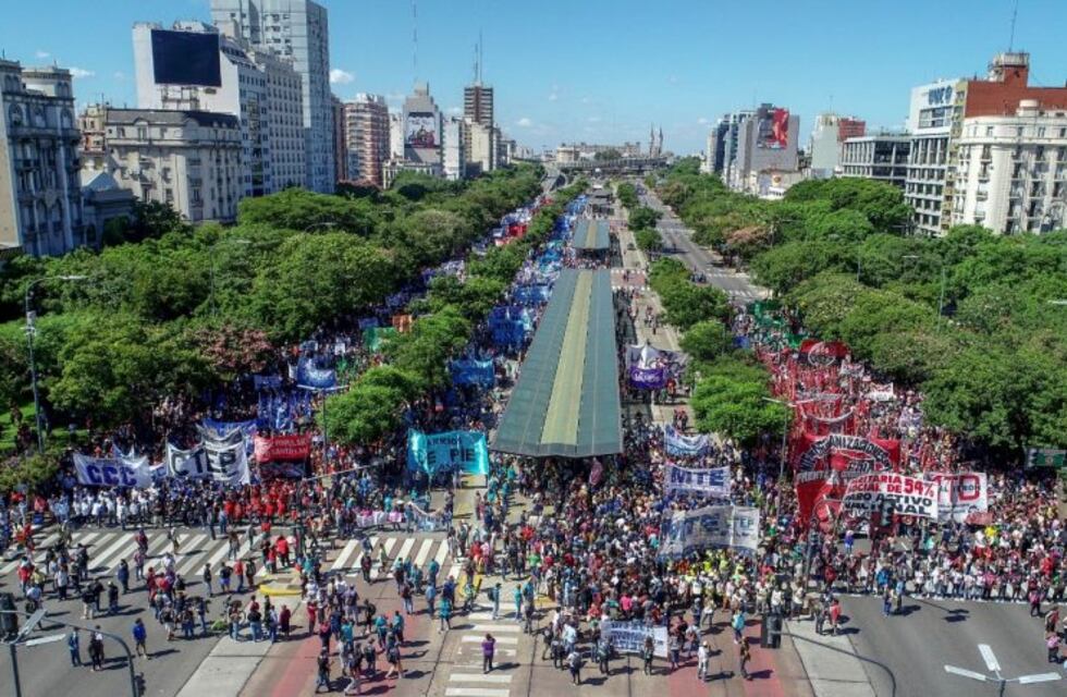 Organizaciones sociales marcharon en el centro porteño en reclamo de "tierra, techo y trabajo"