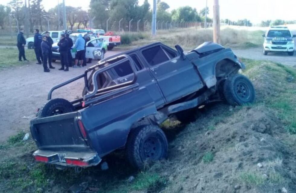 Perdió el control de su vehículo y chocó contra una garita de colectivos y un poste de luz