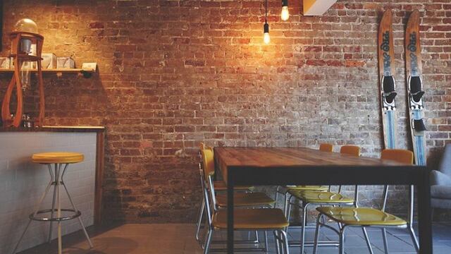 Las cámaras de seguridad de un bar registraron la actividad de un fantasma ¡y es aterrador!