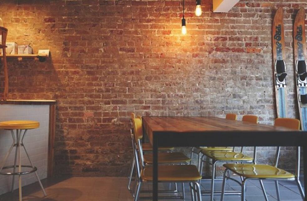 Las cámaras de seguridad de un bar registraron la actividad de un fantasma ¡y es aterrador!