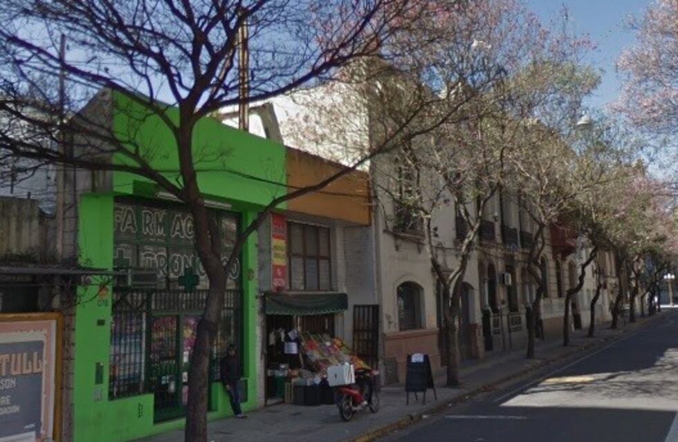 Robaba a un joven y los vecinos indignados lo golpearon hasta que llegó la policía