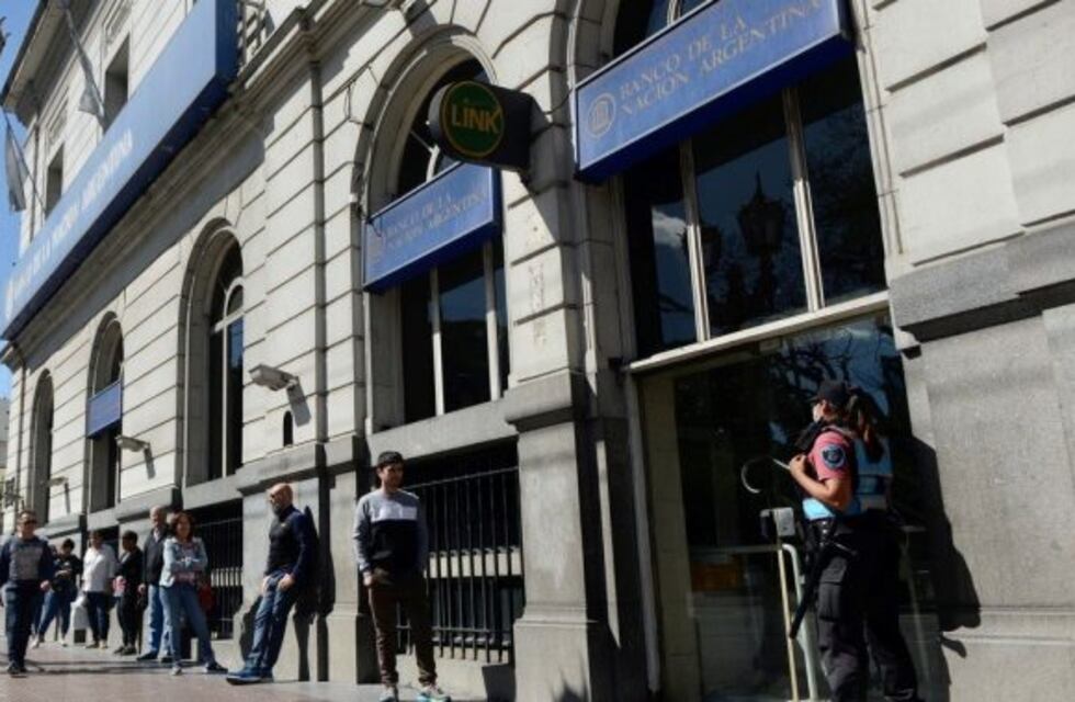 Anticiparon que la semana próxima "se podrán depositar o retirar dólares de los bancos"