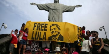 Supporters of former Brazilian President Luiz Inacio Lula da Silva display a banner in front of the statue of Christ the Redeemer in Rio de Janeiro, Brazil April 14, 2018\u002E REUTERS/Pilar Olivares rio de janeiro brasil luiz inacio lula da silva expresidente de brasil detenido acusado por corrupcion marchas protestas pidiendo liberacion expresidente