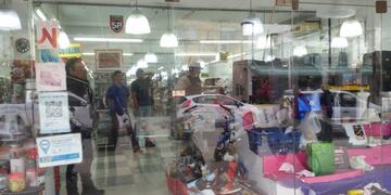 En el local comercial se secuestraron computadoras y documentación\u002E