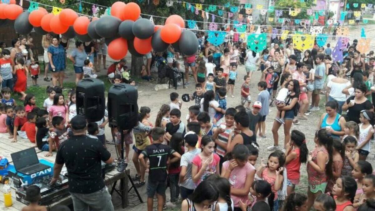 Club La Lepra junto a los niños\nCrédito: Alexis González