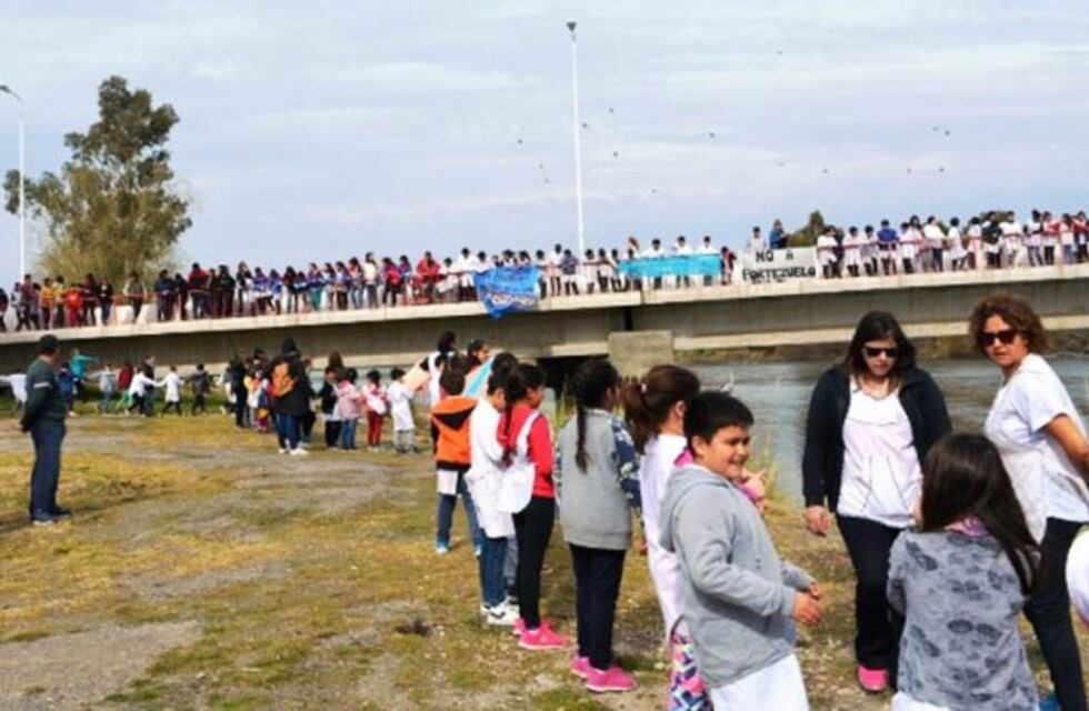 Alumnos, docentes y vecinos de La Adela y Río Colorado contra Portezuelo del Viento