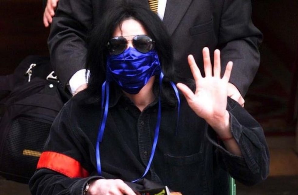 Un custodio de Michael Jackson reveló el insólito motivo por el que el artista usaba barbijo y cintas en la nariz