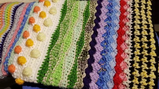 Tu tejido abriga es una acción solidaria de la cual se puede participar haciendo aportes de lana o bien sumarse a tejer.