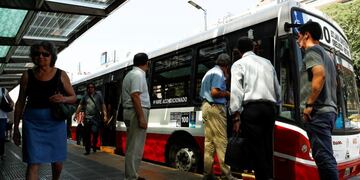 colectivos metrobus\r\n\r\nARG04\u002E BUENOS AIRES (ARGENTINA), 01/02/2018\u002E- Usuarios esperan en una parada de autobuses públicos hoy, jueves 1 de febrero de 2018, en el centro de Buenos Aires (Argentina)\u002E Los argentinos comenzaron hoy a afrontar los aumentos en las tarifa de la luz y del transporte público y en los servicios de medicina privada aprobados por el Gobierno, algo que algunos usuarios consideran \