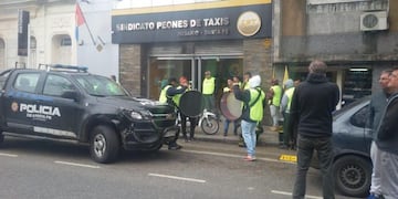 Abrazo simbólico de taxistas por renuncia de Boix\u002E (La Ocho)