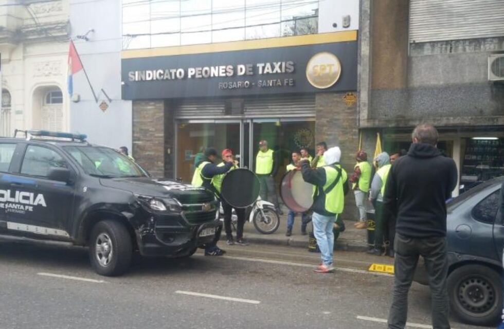 Abrazo simbólico de taxistas frente al Sindicato de Peones por la renuncia de Boix
