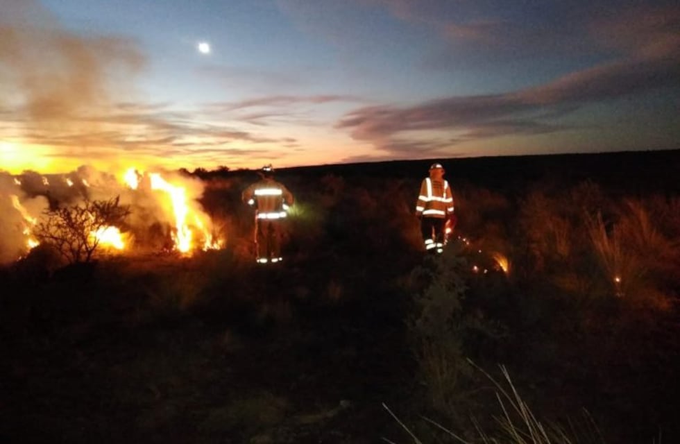 Controlan incendio en el camino serrano que une Nogolí con Río Grande
