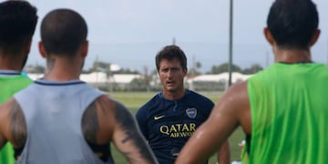 Guillermo Barros Schelotto lamenta la baja de Carlos Izquierdoz en los octavos de final de la Copa Libertadores por una vieja sanción\u002E Foto: Twitter/BocaJrsOficial