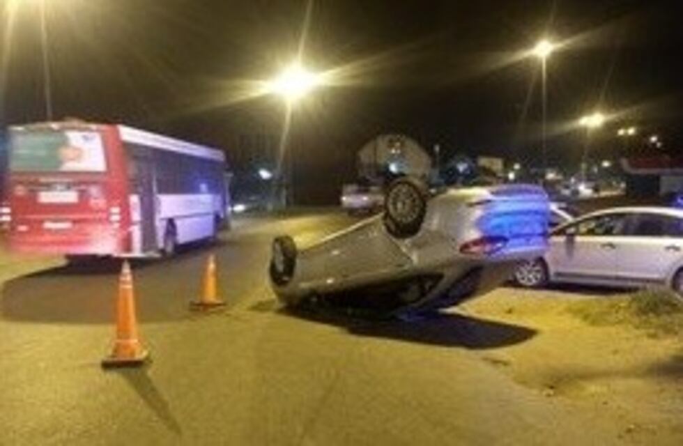 Taxista causó un vuelco en Champagnat y Colón y dejó el auto abandonado