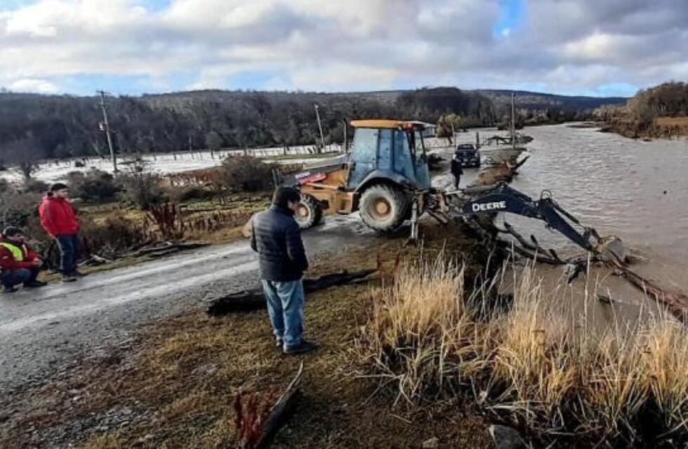 Por desborde del Río Turbio, Obras Públicas y Defensa Civil trabajaron en la zona afectada