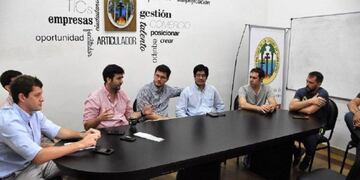 Funcionarios con empresarios gastronómicos