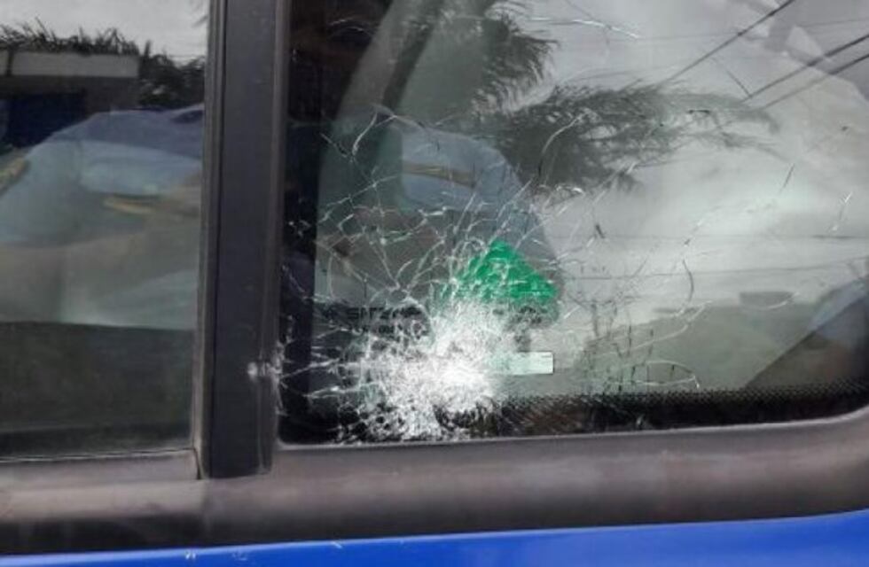 Otro colectivo de larga distancia apededreado en el CPC de Pueyrredón