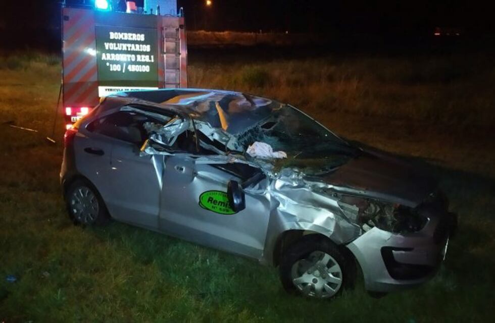 Tumbó un vehículo remis cerca del puente de Circunvalación