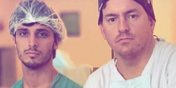 Agustín Haeffeli y Francisco Szeifert son los médicos que fotografiaron la amenza en su propio ascensor en Venado Tuerto\u002E (Facebook)