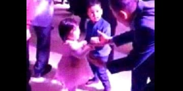 Le quitan su pareja de baile, y la violenta reacción del niño es increíble