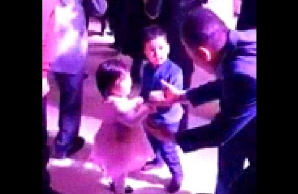 Le quitan su pareja de baile, y la violenta reacción del niño es increíble