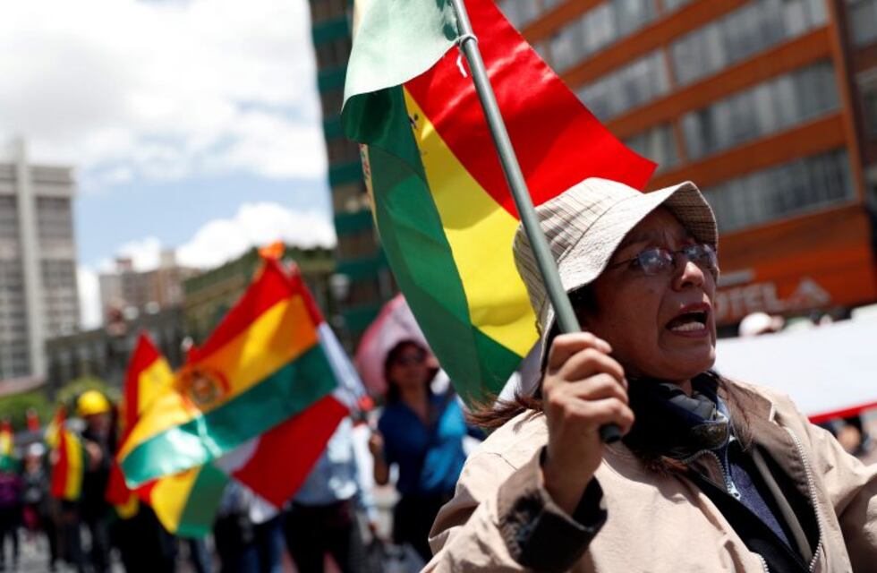 Bolivia: ola de renuncias de ministros y funcionarios