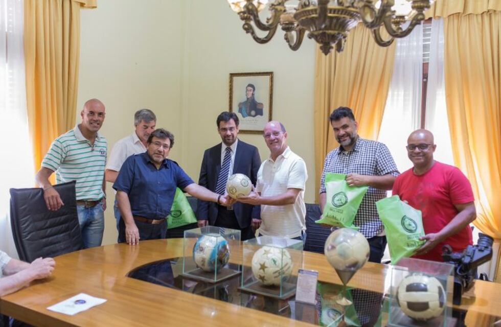 Bell Ville: equipo de televisión brasilero visitó la ciudad para conocer la historia de la pelota de fútbol