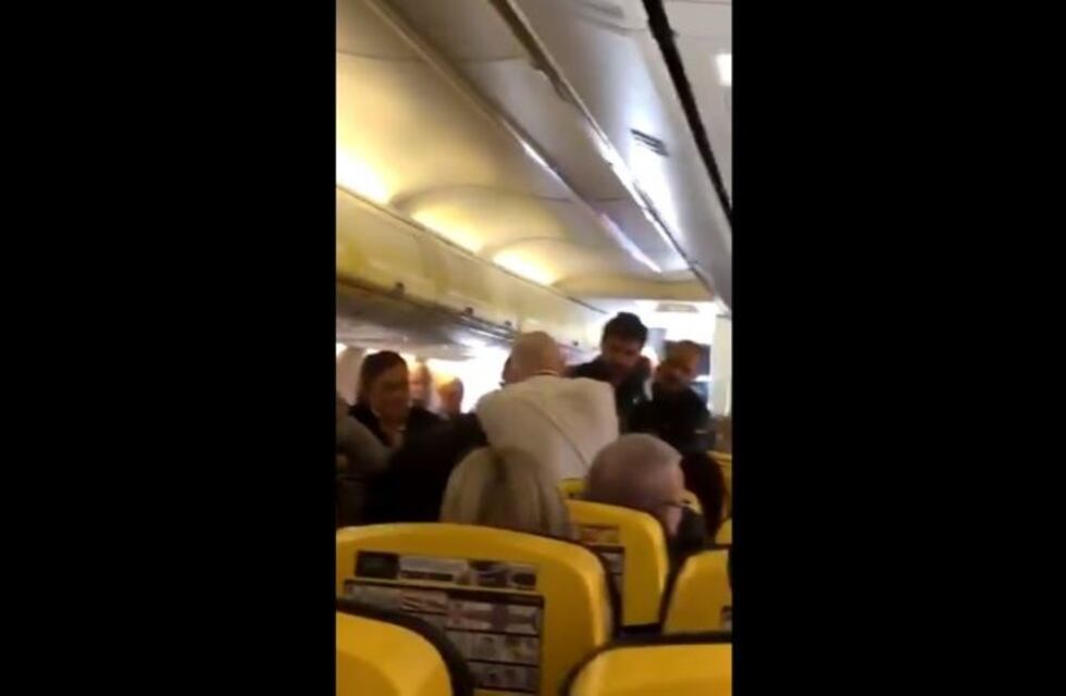 Piñas y mordidas en pleno vuelo: el violento video que se hizo viral