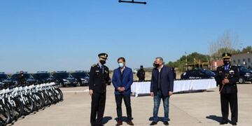 El Gobernador Suarez durante la entrega de equipos para el personal policial, en la base Cóndor de Las Heras\u002E