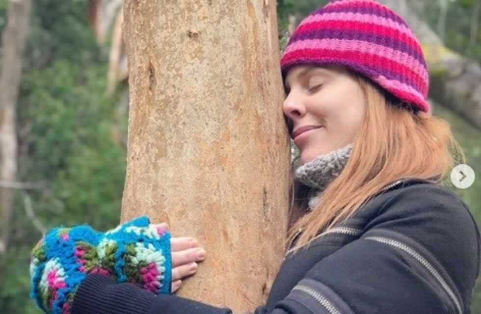 Agustina Kämpfer y su peculiar terapia de abrazar árboles