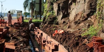 Obra en la base de la cascada del Cerro Pelón en Roque Pérez y la Costanera para evitar inundaciones\u002E (Mun\u002E de Pdas\u002E)