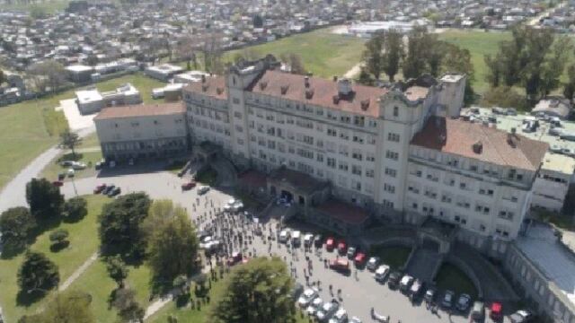 Tragedia en el hospital Interzonal: un hombre cayó desde el tercer piso y murió (La Capital)