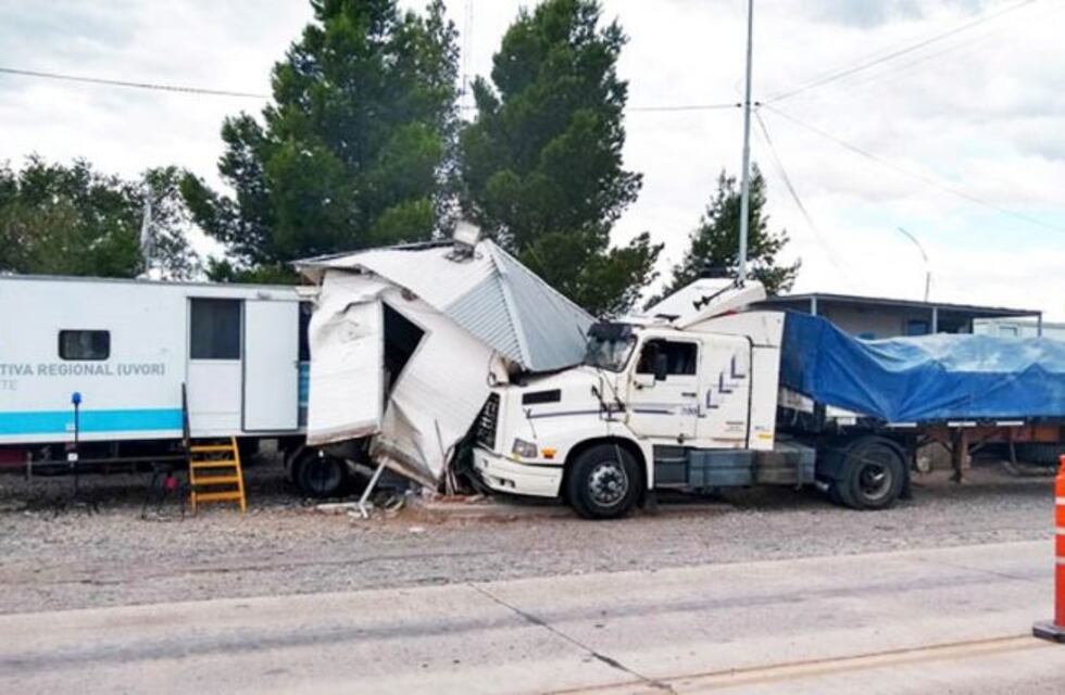 Un camión se quedó sin frenos y destrozó una casilla de control en el Puente Dique