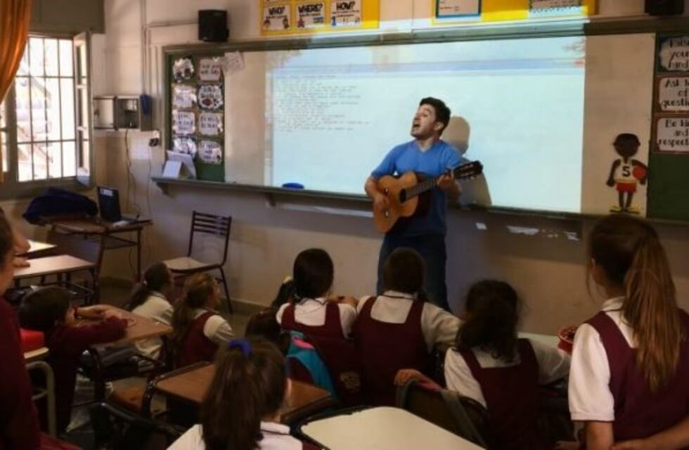 El emotivo video de un grupo de alumnos que canta un tema del Indio Solari junto con su profe cordobés