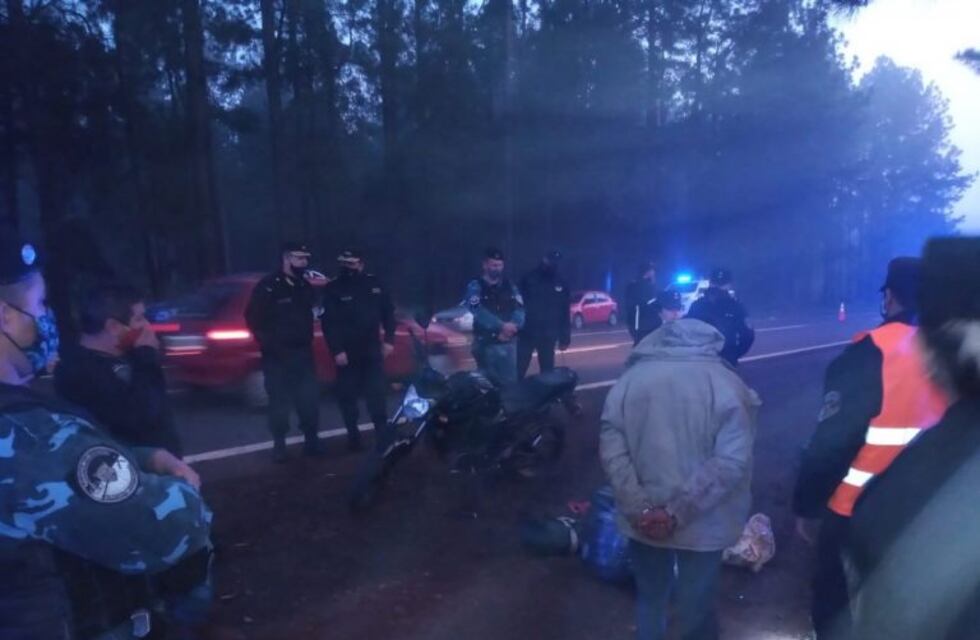 Interceptaron a un motociclista que llevaba más de 20 kilos de marihuana en Hipólito Yrigoyen