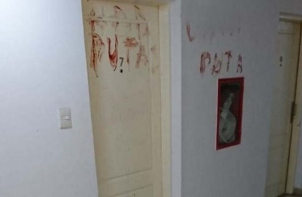 Rompió un vidrio y escribió con su sangre insultos a su novia