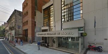 El cristal dañado está en el segundo piso del edificio de Entre Ríos al 400\u002E (Google Street View)