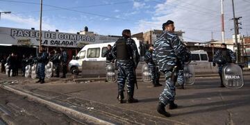 Impresionante operativo en La Salada para buscar mercadería trucha que se vende ilegalmente en el predio ferial\u002E