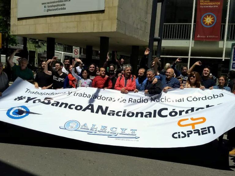 Los trabajadores de Radio Nacional Córdoba llevaron adelante la medida de fuerza para reclamar por sus puestos de trabajo.
