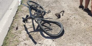 Un ciclista fue embestido por un auto