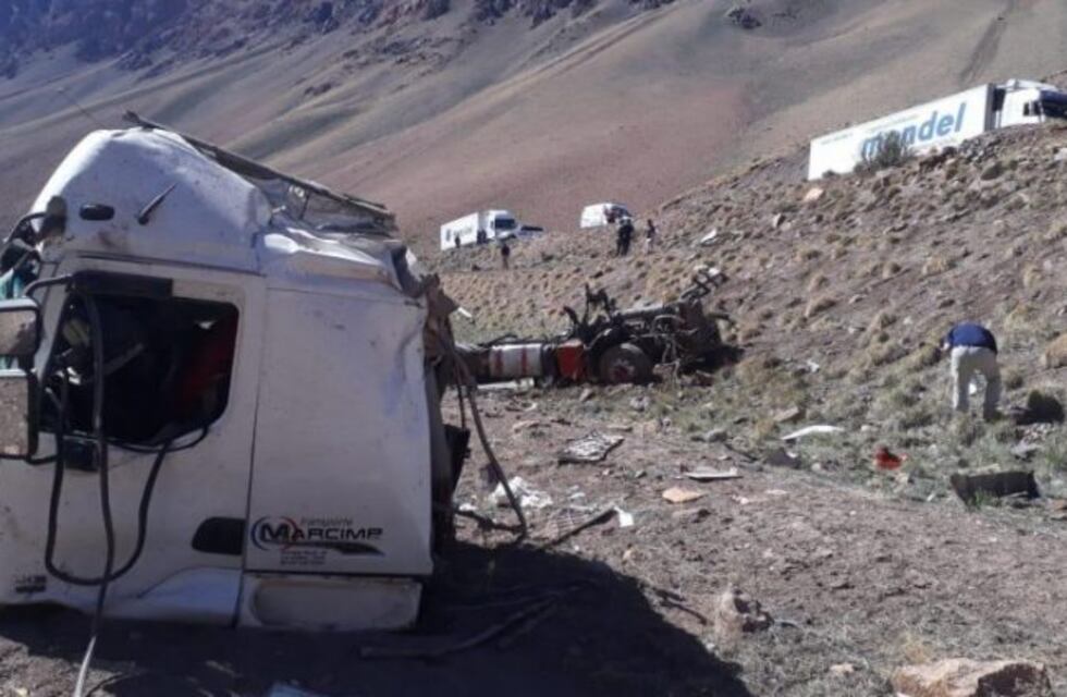 Murió un camionero tras chocar contra un cerro en Uspallata